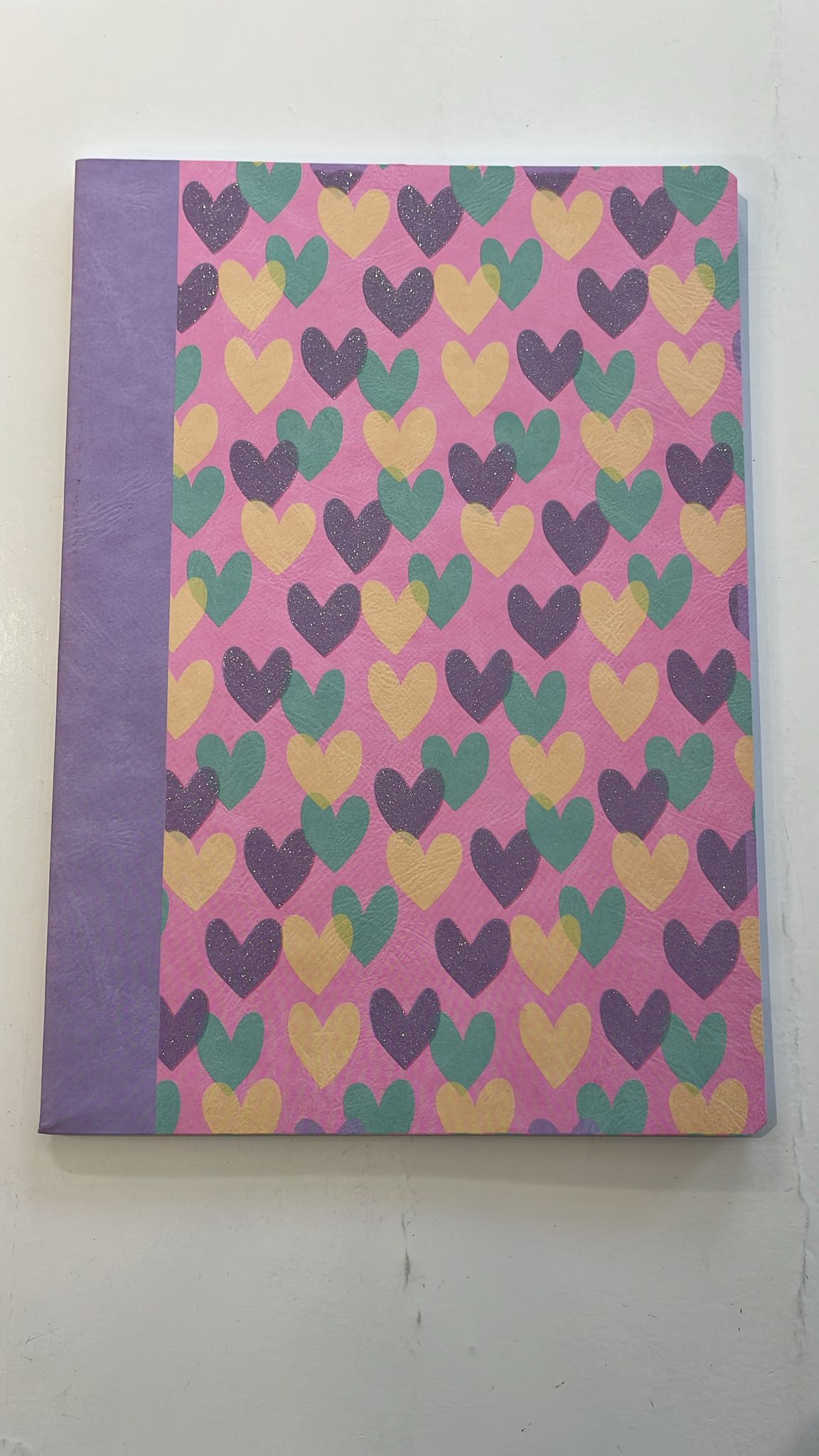 Caderno com Capa Dura de Corações Coloridos e Detalhe Roxo
