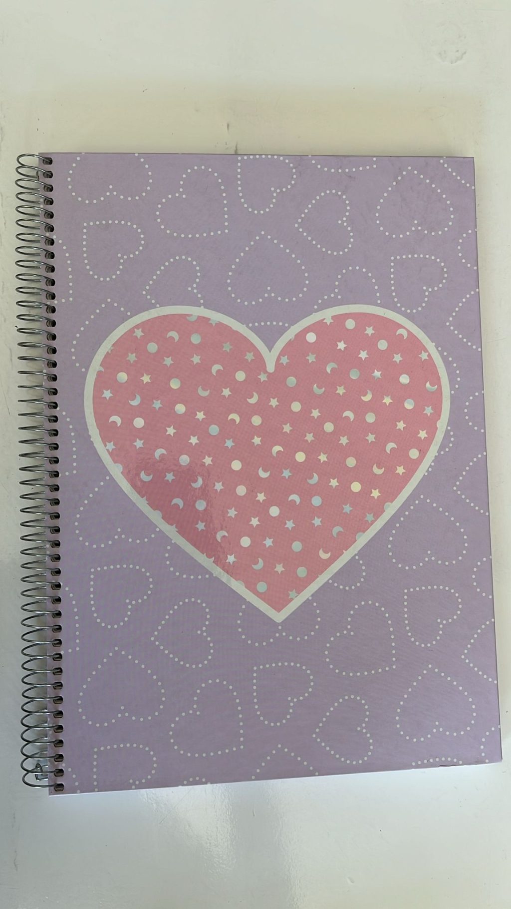 Caderno Espiral A4 Capa Dura com Padrão de Corações e Detalhes Prateados