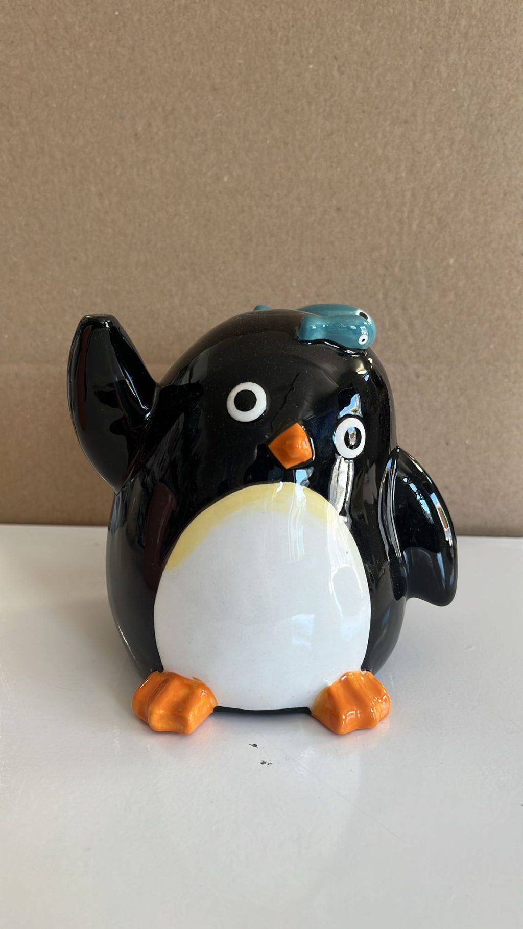 Caneca de Cerâmica em Forma de Pinguim Virado de Cabeça para Baixo